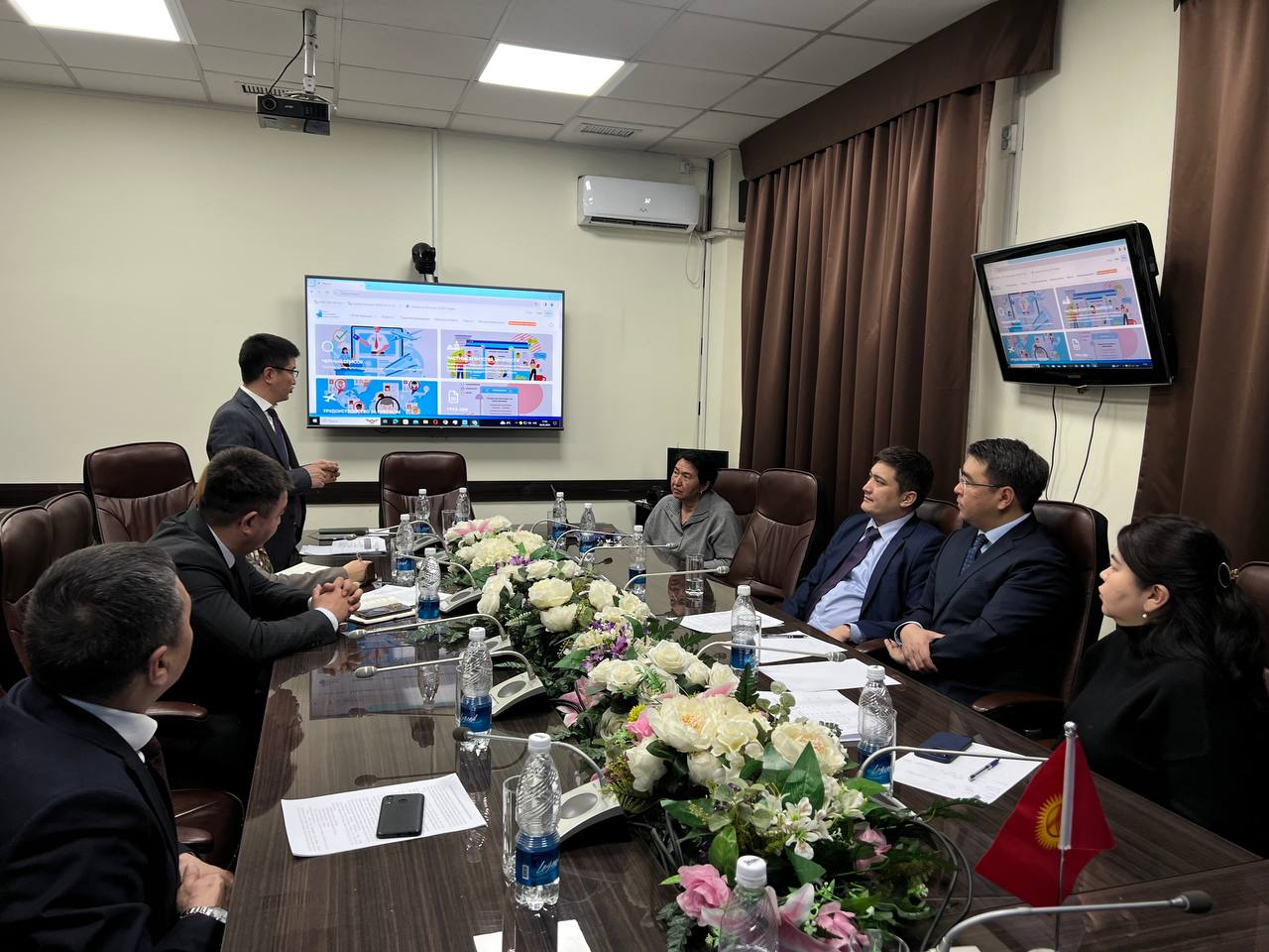 Депутаты Жогорку Кенеша Кыргызской Республики посетили Центр трудоустройства граждан за рубежом